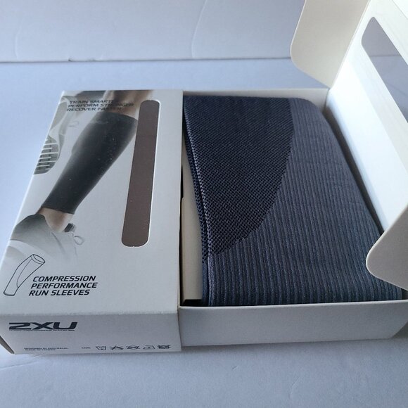 2XU - COMPRESSION PERFORMANCE RUN SLEEVE - UNISEX TITANIUM /BLACK SIZE XL NWT - Picture 4 of 11